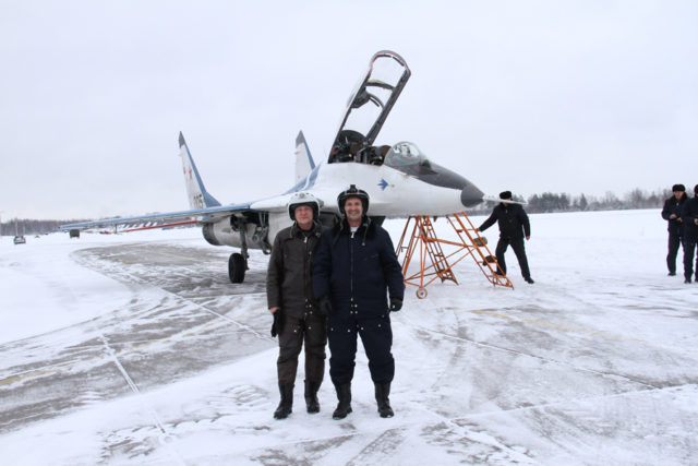 Фото с летчиком возле МиГ-29 Фото с летчиком возле МиГ-29