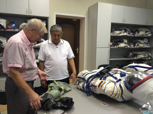 Тренировка с космическим скафандром Сокол Тренировка с космическим скафандром Сокол