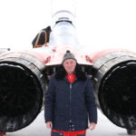 Фото туриста возле МиГ-29