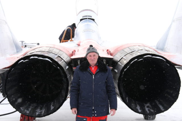 Фото туриста возле МиГ-29 Фото туриста возле МиГ-29