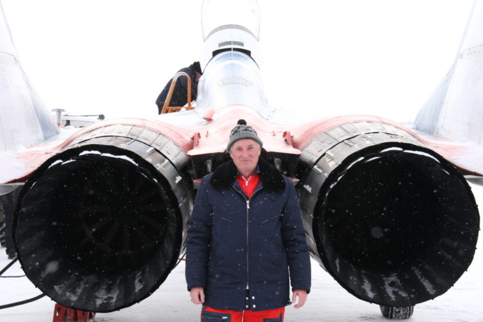 Фото туриста возле МиГ-29