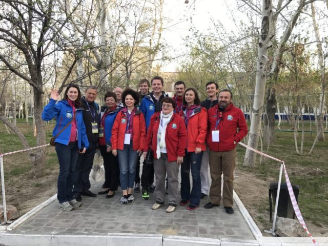 Туристы после проводов космонавтов из гостиницы Космонавт