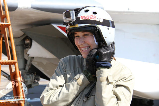 Радостная туристка после полета