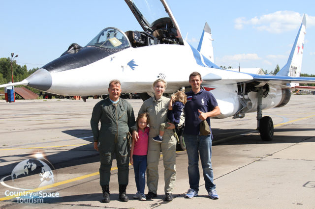 Счастливые туристы после полета