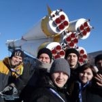 Радостные туристы на фоне памятника ракете "Союз"