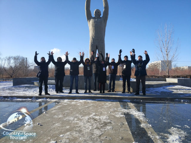 Счастливые туристы на фоне памятника Ю.А. Гагарину