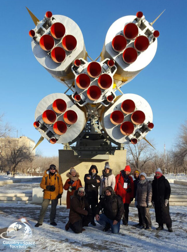 У памятника ракете "Союз" в г. Байконур