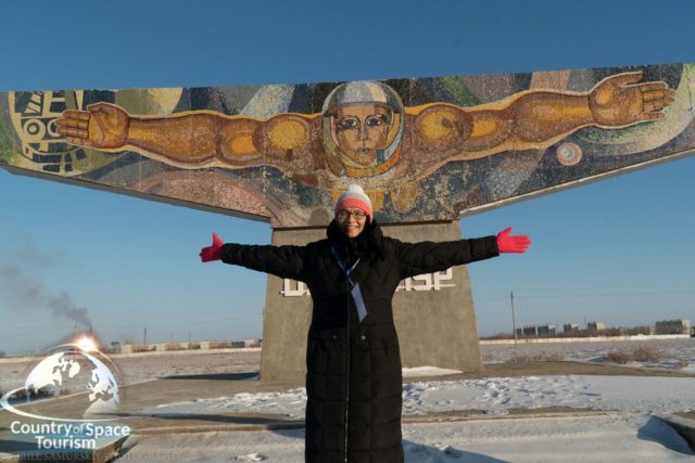 Участница фототура у памятника "Невесомость"