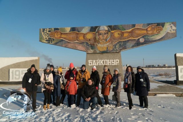 Участники фототура National Geographic у памятника "Невесомость"