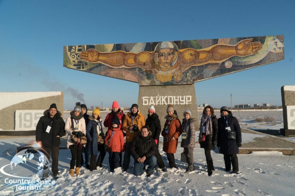 Участники фототура National Geographic у памятника "Невесомость"