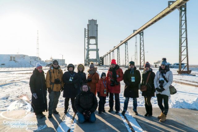 Туристы на стартовой площадке ракеты "Зенит"