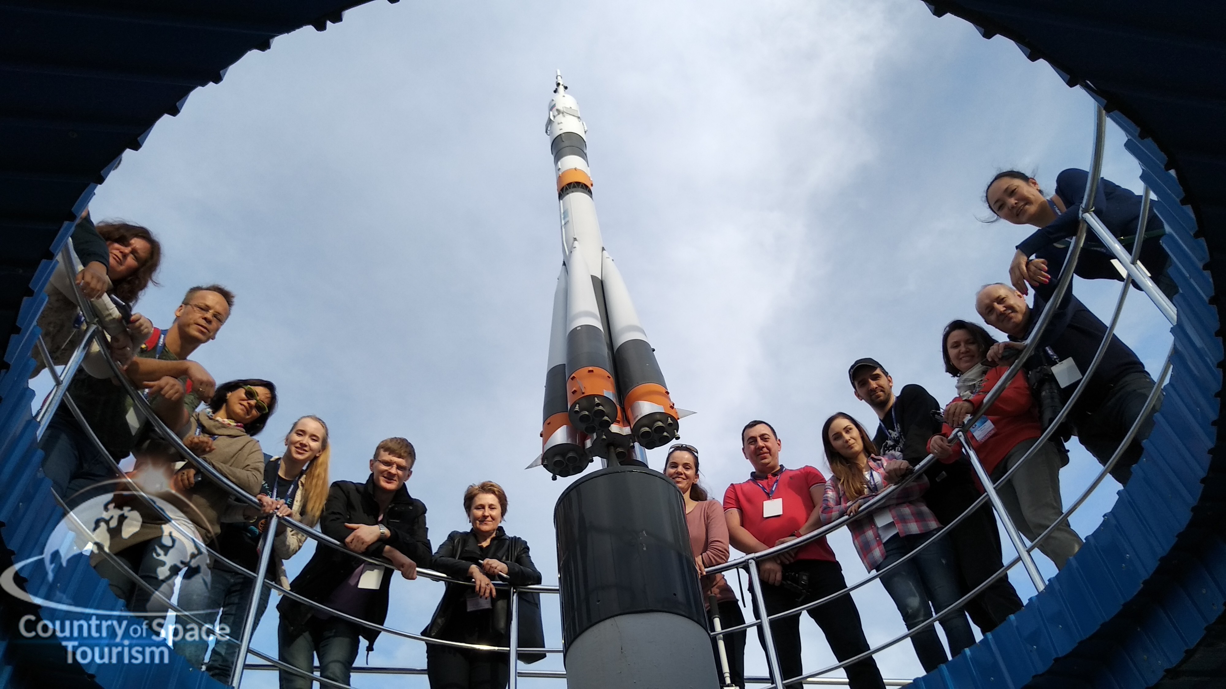 Групповое фото туристов на Аллее космонавтов