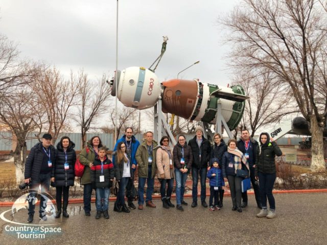 Наши туристы у космического корабля Союз