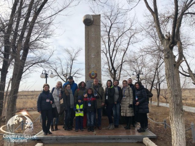 Наши туристы у памятника спутнику Земли