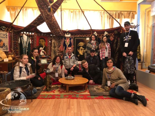 Наши туристы в казахской юрте