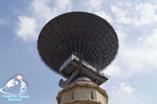 Антенна размером с целый стадион