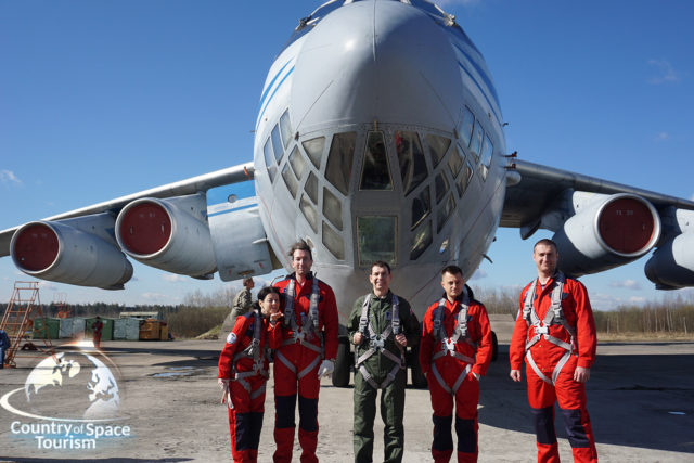 На фоне могучего Ил-76 МДК