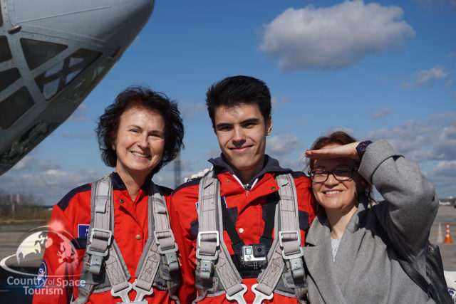 Радостная туристка после полета