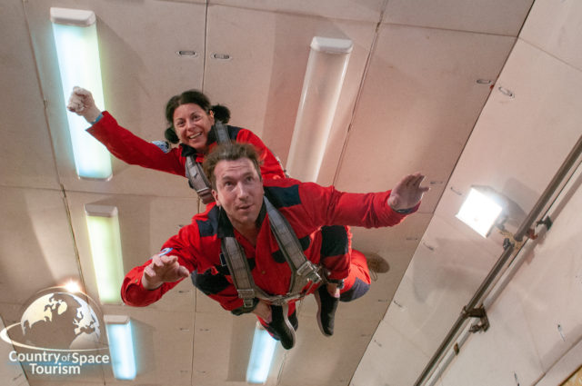 Туристка оседлала своего мужа