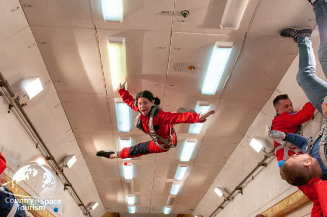 Туристка в воздухе!