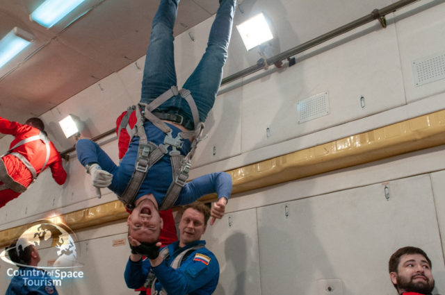 Да, во время Невесомости можно "стоять" на потолке!