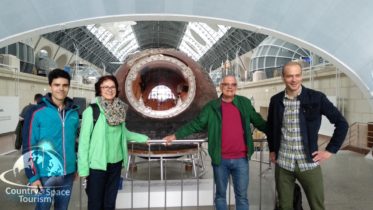 Фото туристов у корабля "Восток"