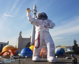 космонавт у входа в павильон