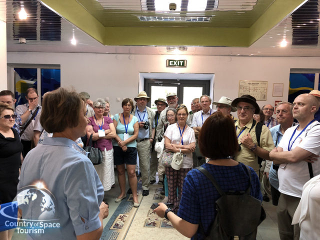 na ekskursii v musee kosmodroma