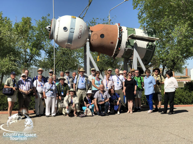 наши туристы у памятника СОЮЗ