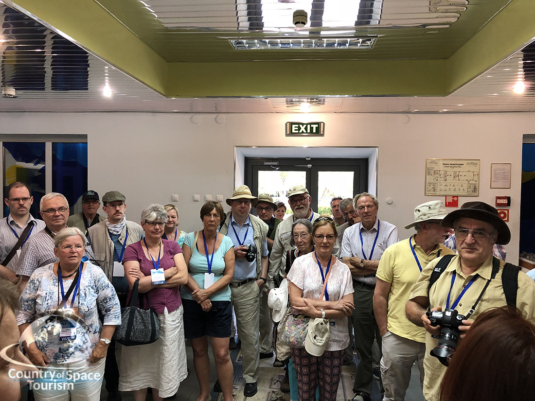 Туристы на экскурсии в музее космодрома Байконур