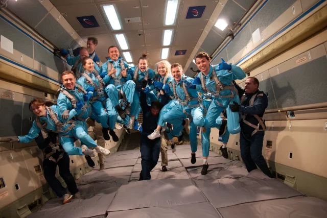 Сборная группа туристов в невесомости Сборная группа туристов в невесомости